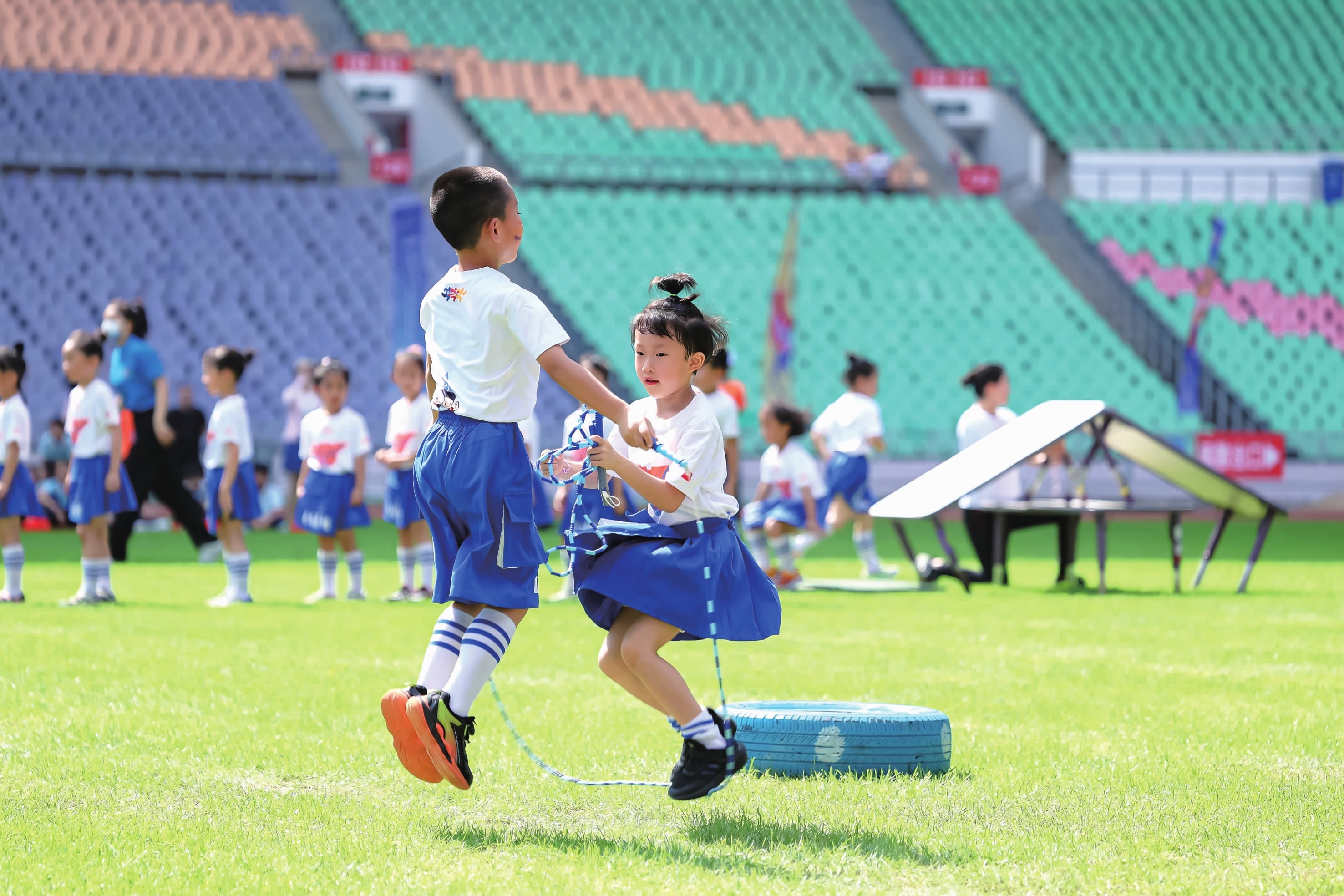 在这也能遇到！网红主播张琪格现场观看国足比赛